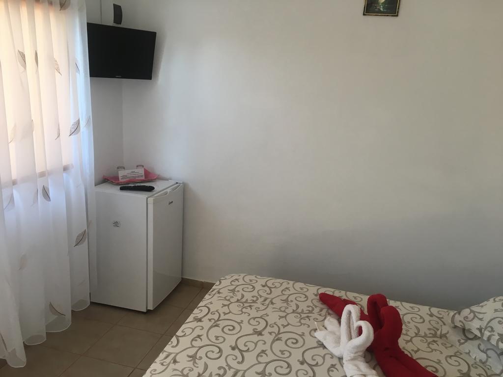 Casa Laura Guest House Корбу Екстериор снимка